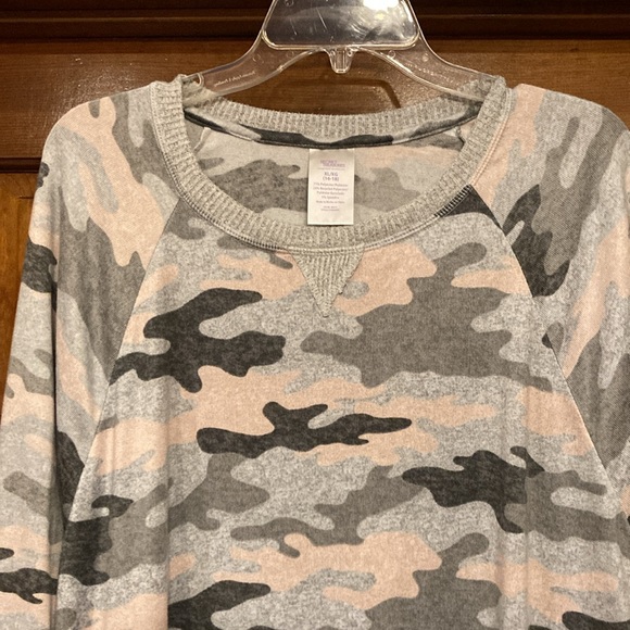Secret Treasures XL (16/18) Super Soft Pink and Gray Camo Pajama/Lounge Top - Picture 2 of 8